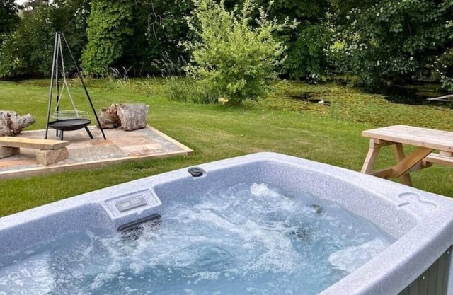Romantic Riverside Pod with Private Hot Tub
