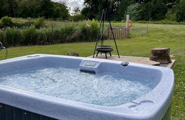 Romantic Riverside Pod with Private Hot Tub