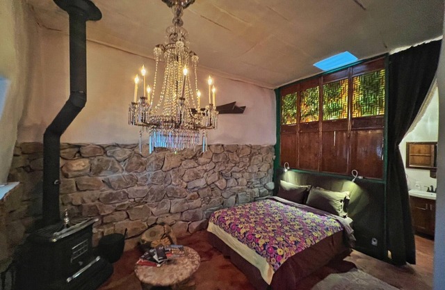 Romantic, Rock Carriage House, Hot Tub, Woodstove, Kitchen on Historic Property