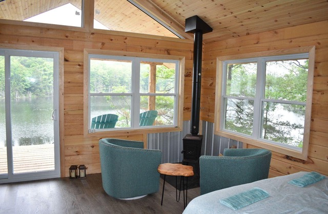 Romantic secluded cottage on private lake