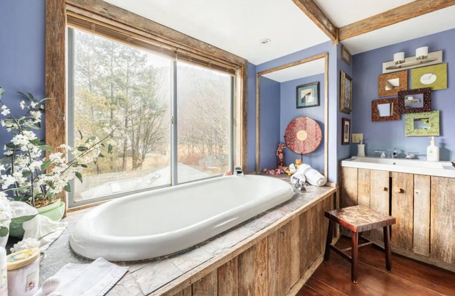 Romantic sky loft with steam shower and giant tub. Breweries and hiking nearby