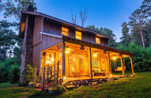 Romantic StackRock Cabin – An Exclusive, Centrally Located Retreat.