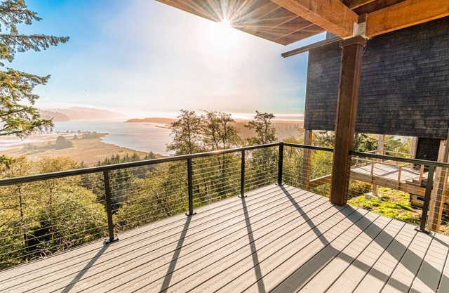 Romantic studio apartment with private deck, work space and incredible views!