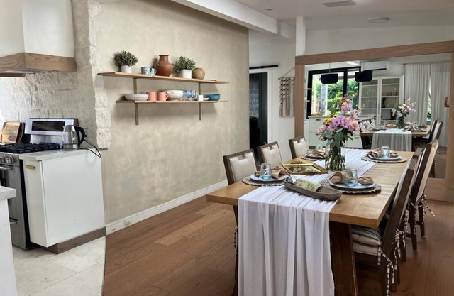 Romantic style El y Ella home. Cozy family- sized . ...........................