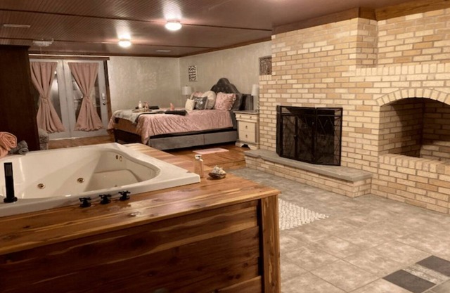 Romantic Suite 500 sq ft. of privacy