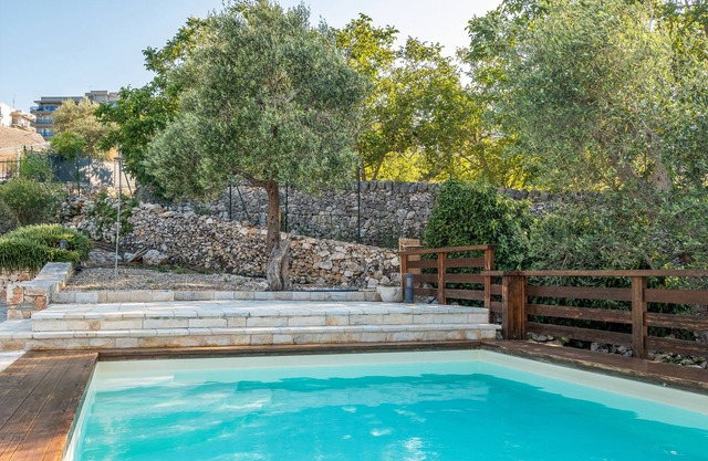 Antigua granja entre olivos con piscina en el Valle de Itria
