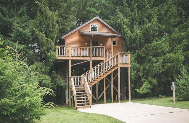Romantic Treehouse Getaway with Treetop Views