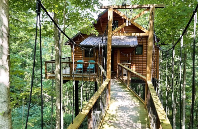 Romantic Treehouse Getaway with Breathtaking Views