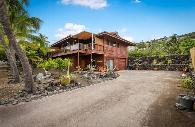 Romantic Tropical Retreat, 150 yds from the Ocean!