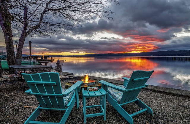 Romantic, Updated 1940's Cabin/ Pet Friendly | Waterfront | Fire Pit | Kayaks