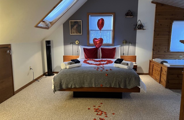 Romantic vibe, fine art, good times. Parks, lakes. Optional experience packages.