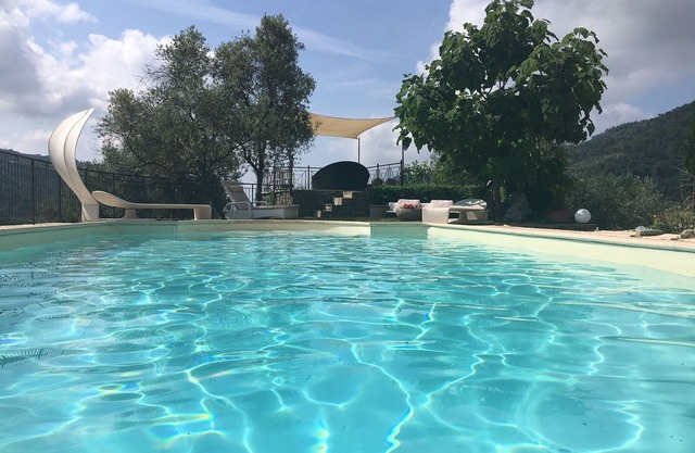 Romantische Villa Lenivada mit Aussicht , Swimmingpool und Aussenwhirlpol