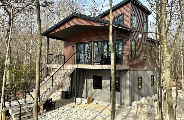 Romantic Waterfront on Lake Michigan - conveniently located to explore the UP