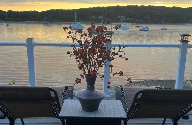 Romantic Waterfront Studio— 5 min from the Village Waterfront!!