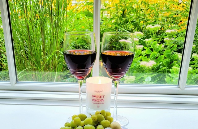 Romantic weekend getaway for two! featuring a fireplace and hot tub,