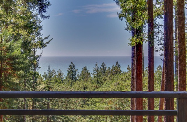 Romantisches Waldhaus mit privatem Whirlpool, Deck und wunderschönen Wald / Meerblick!