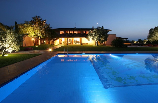 Luxusvilla nahe Rom: Beeindruckender Pool, Tennis, Hochzeiten, Kochkurse