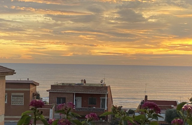 Rome w/ Seaview-Newly Remodeled, Spacious, Comfortable, Clean, WiFi, FreeParking