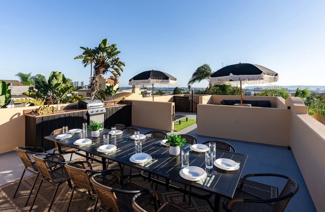 Rooftop City/Water Views - Jacuzzi - King Beds - Central Location