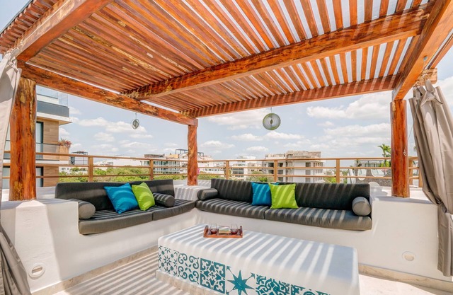 Sunlit Retreat | Private Rooftop Spa | BBQ | Pool