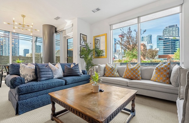 Rooftop Patio & Skyline Views 2BR, AC, Parking