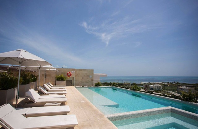 Rooftop pool, ocean view -close to beach!