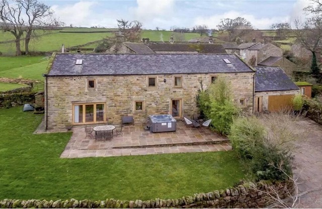 Rookery Barn an amazing country retreat hot tub
