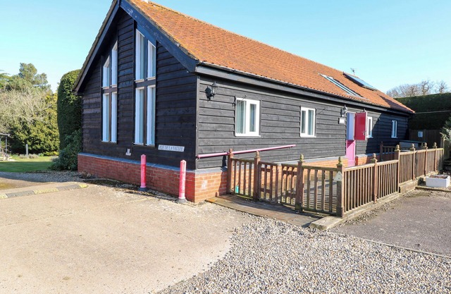 ROOKYARD COTTAGE, family friendly, with pool in Halesworth