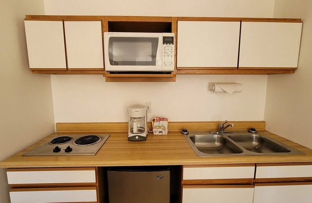 Room 01 (Pet Friendly) Double Queen Studio Kitchenette