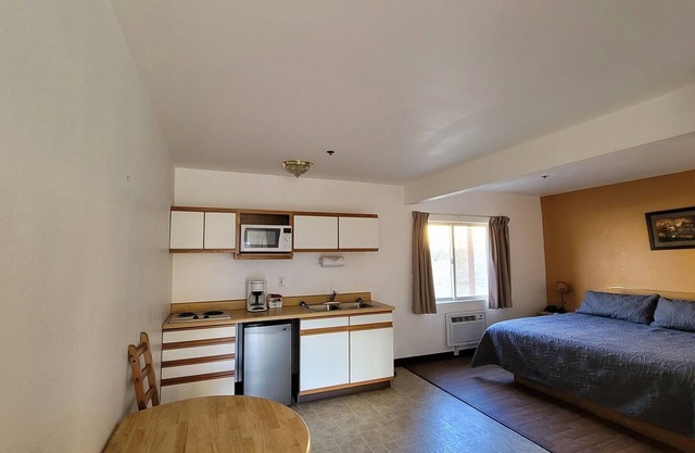 Room 08 Comfort King Room with Kitchenette