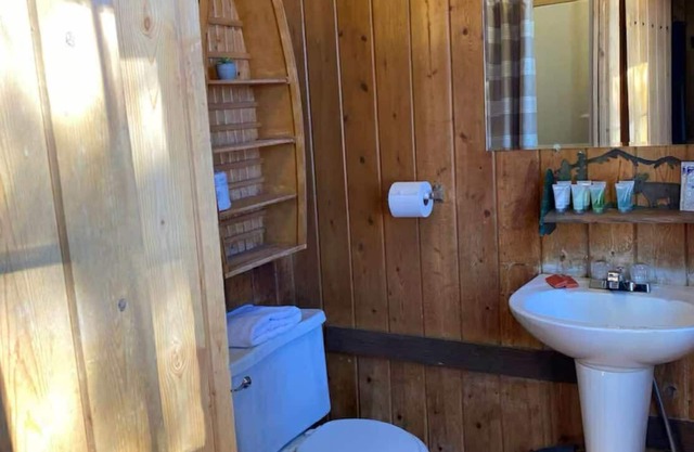 Room 1 - Cozy Lake Getaway 15 Mins from Red River/ Angel Fire, NM