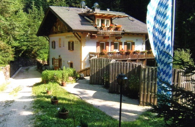 Zimmer 1 im Eingangsgeschoß mit platzsparendem Schrankbett und Duschbad/WC