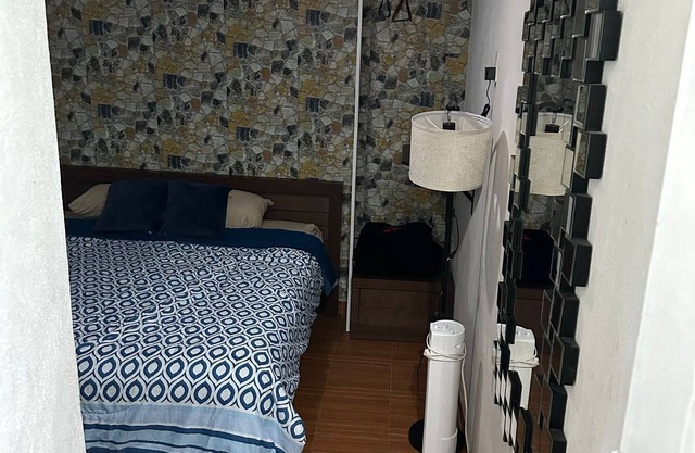 Room "1" Private bathroom, silver z fence