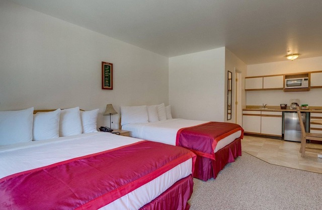 Room 13 Double Queen Studio with Kitchenette