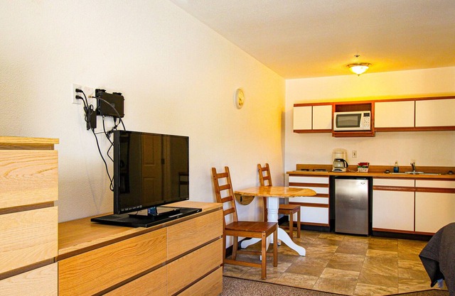 Room 18 Double Queen Studio with Kitchenette