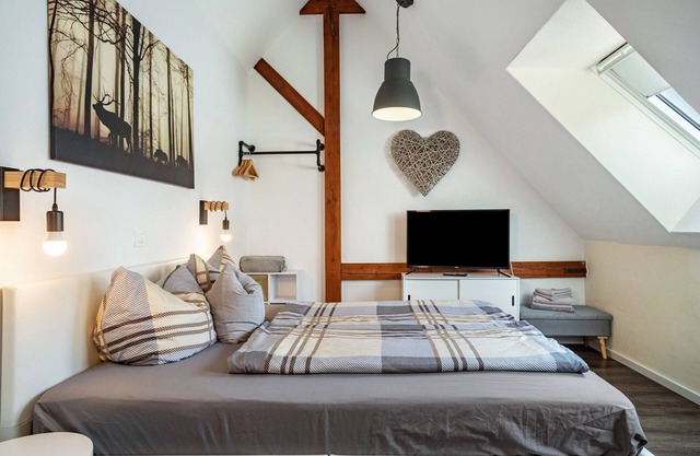 'Zimmer 2', gemütliches, helles Doppelzimmer mit Dachschräge