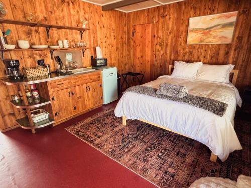 Room 2 - Downtown Joshua Tree Motel - Pet Friendly - Walk to Shops & Visitor Center, Minutes to Park Entrance