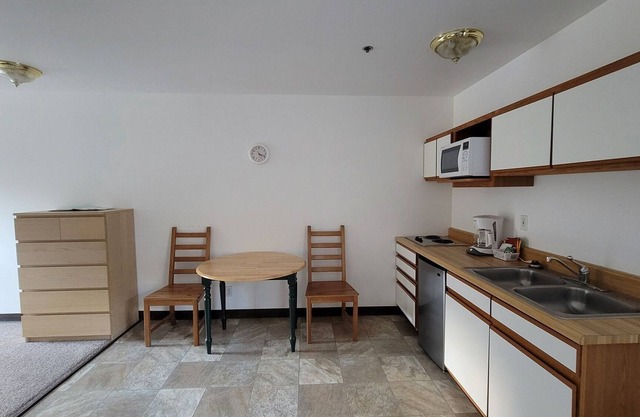 Room 20 Comfort King Room with Kitchenette