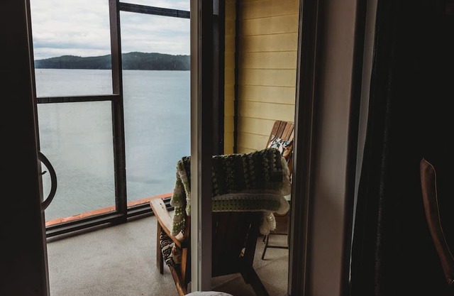 Room 210- Romantic fireplace and balcony
