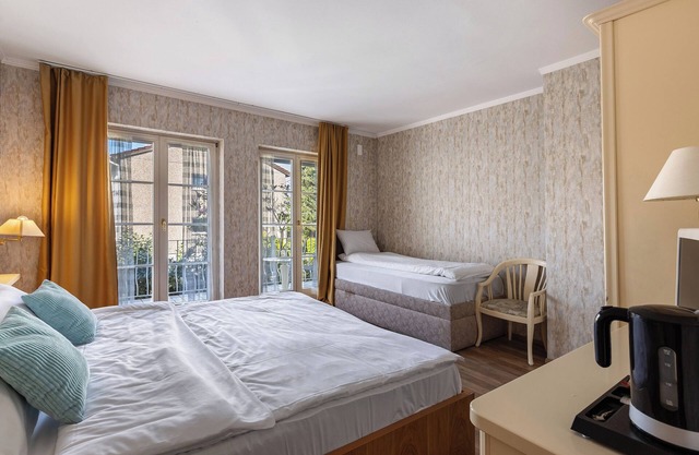 Dreibett Familienzimmer mit herrlichem Inselblick, Balkon und Jacuzzi