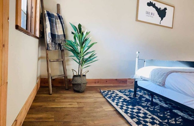Room 3: Boutique Motel by Lake 15 Minutes to Red River/Angel Fire