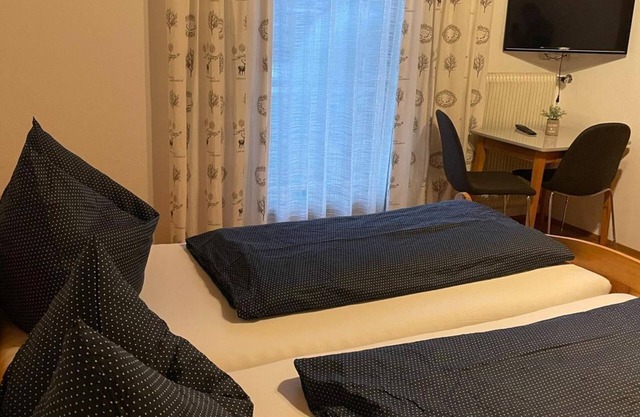 Zimmer 4 - Doppelzimmer, Bad, WC - Haus St. Martin