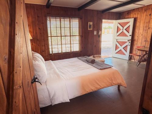 Room 4 - Downtown Joshua Tree Motel - Pet Friendly - Walk to Shops & Visitor Center, Minutes to Park Entrance