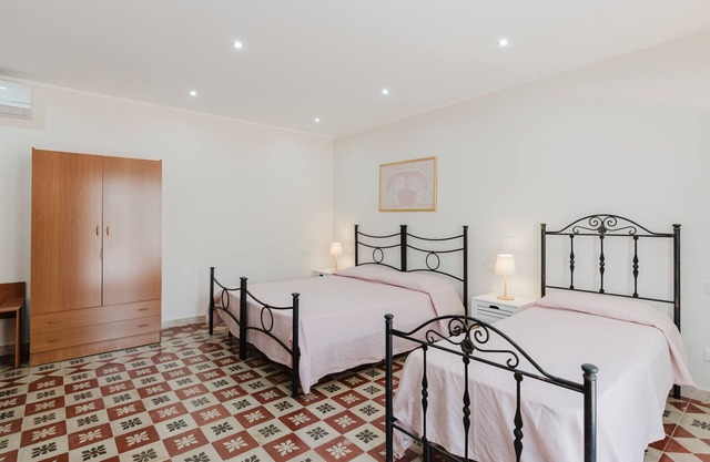 Room 'Azzarola' with Shared Garden, Wi-Fi and Air Conditioning