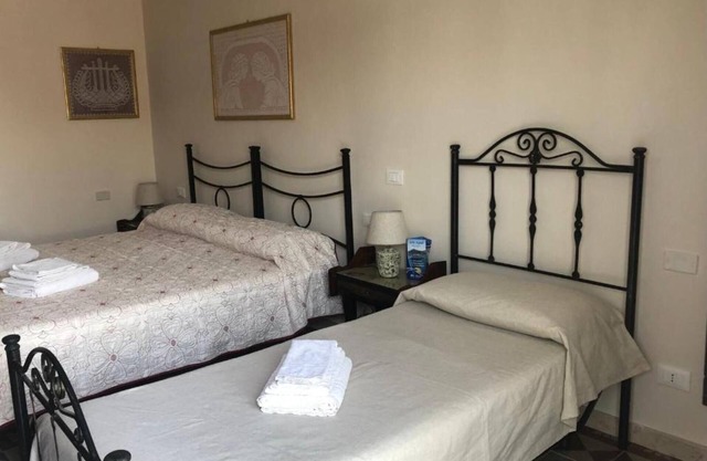 Room 'Azzarola' with Shared Garden, Wi-Fi and Air Conditioning
