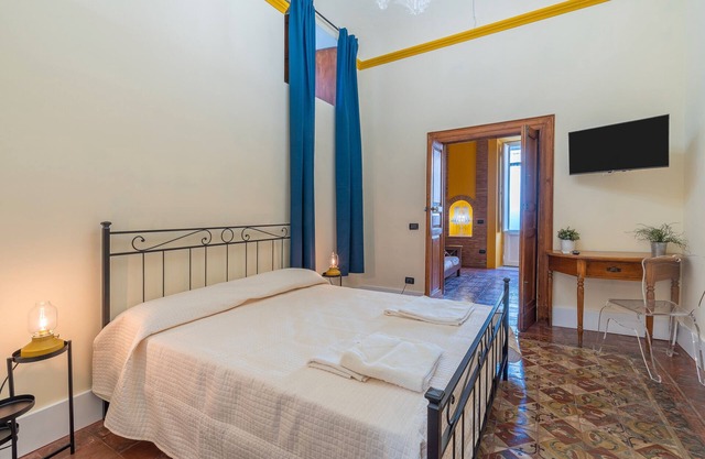 Room 'Civico 46 - Yellow' with Shared Terrace, Wi-Fi and Air Conditioning