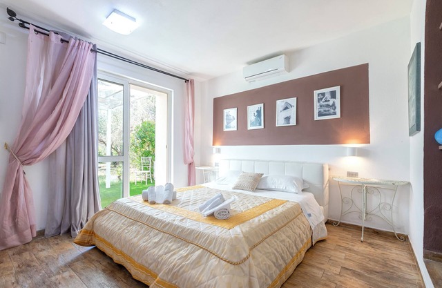 Zimmer 'Double Corbezzolo Con Patio' mit Gemeinschaftspool, privater Terrasse und Klimaanlage