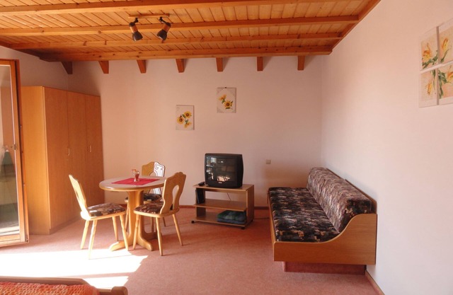 Dreibettzimmer Mit Dusche Und Wc 2