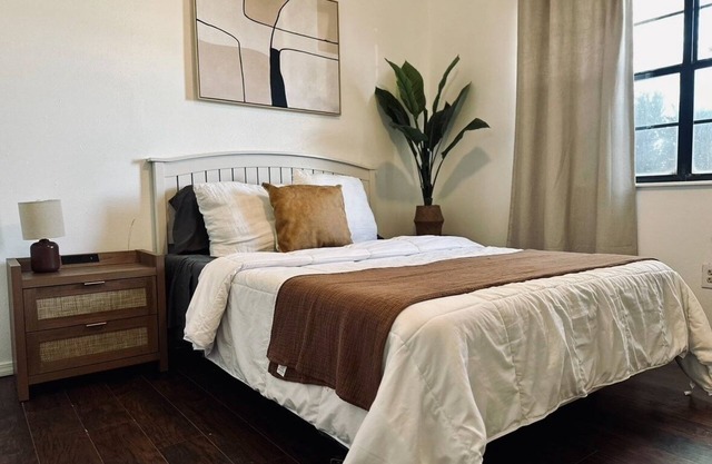 Room for everyone! 8 beds! Easy access to highway and shopping!