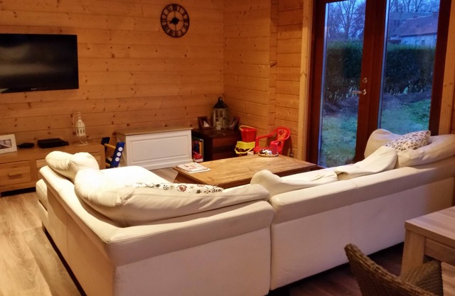 Zimmer zu vermieten in einem Holzhaus.